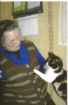 Barbara Hana och katten som just återvänt efter att ha varit borta flera dagar.